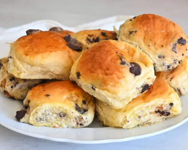 Pangoccioli fatti in casa, morbidi e golosi, pronti per essere gustati. La ricetta perfetta per una colazione o merenda speciale.