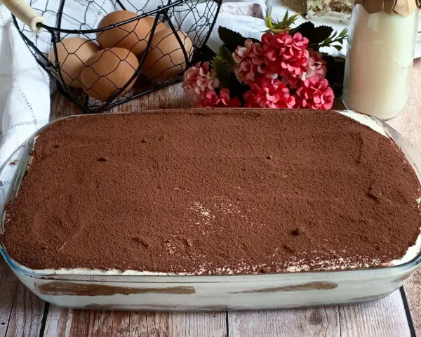 Tiramisù pronto, con 500 g di mascarpone, pronto per essere gustato. Ingredienti freschi in vista.