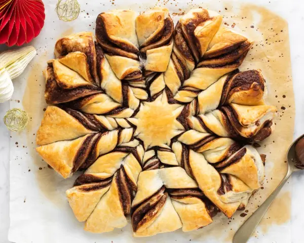Stella di pasta sfoglia con Nutella, un dolce invitante pronto per essere gustato.