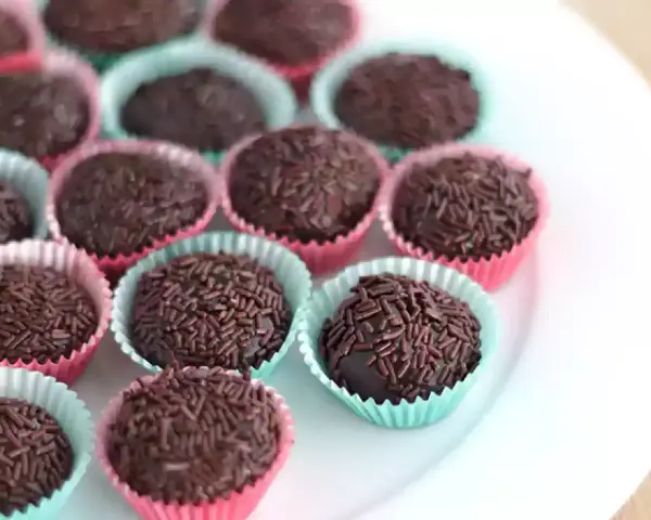 Brigadeiro ricetta: dolcetti al cioccolato ricoperti di codette, pronti per essere gustati.