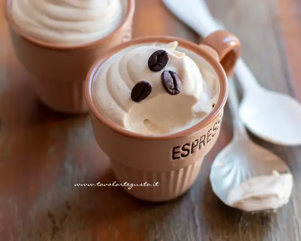 Deliziosa ricetta crema caffè con panna, guarnita con chicchi di caffè. Perfetta per un dolce al cucchiaio.
