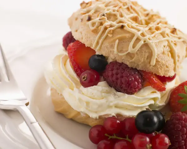 Dolce con crema chantilly italiana, fragole, lamponi, mirtilli e ribes.