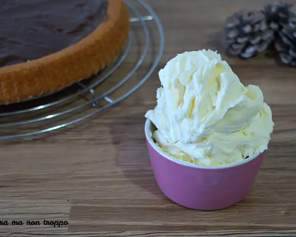 Crema al mascarpone senza panna, soffice e invitante, pronta per guarnire una torta al cioccolato.