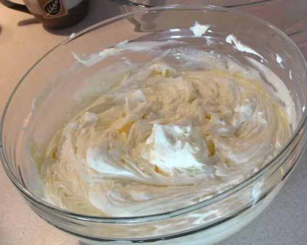 Crema mascarpone pastorizzata in una ciotola di vetro, pronta per un delizioso tiramisù.