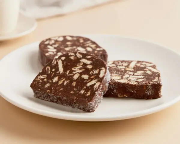 Fette di salame al cioccolato con yogurt greco, un dolce goloso e facile da preparare.