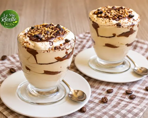 Deliziosa crema al caffè Bimby, stratificata con cioccolato fuso e guarnita con granella croccante. Perfetta per un dolce momento.