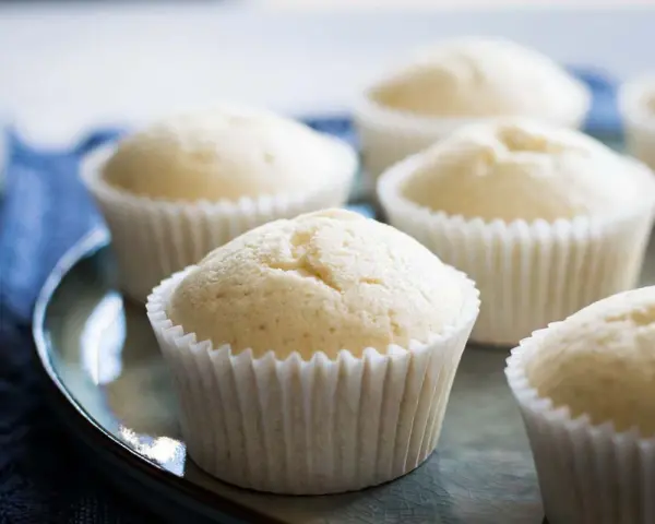 Morbidi muffin con albumi, perfetti per una colazione leggera o una merenda golosa.