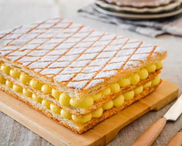 Una deliziosa millefoglie con crema pasticcera, perfetta per ogni occasione. La ricetta è semplice e il risultato è un dolce scenografico.