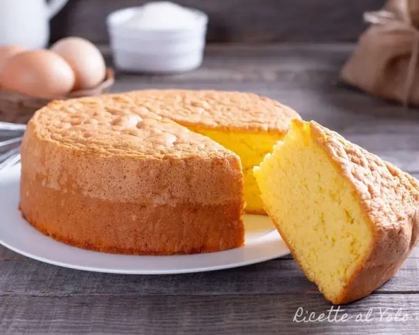 Un pan di spagna soffice, dorato e profumato, pronto per essere gustato. La sua consistenza ariosa invita a un morso goloso.
