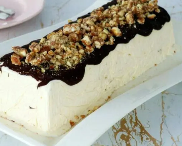 Parfait di mandorle origine: un dolce gelato cremoso, ricoperto di cioccolato fuso e granella croccante di mandorle.