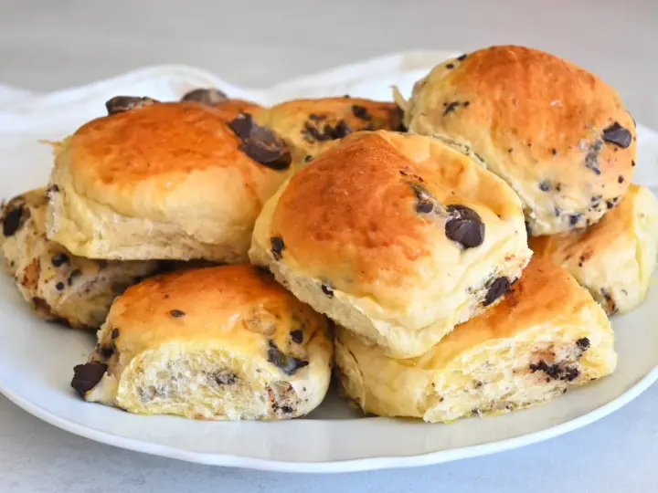 Pangoccioli fatti in casa, morbidi e golosi, pronti per essere gustati. La ricetta perfetta per una colazione o merenda speciale.