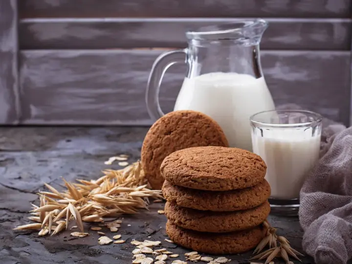 Biscotti farina di avena friabilissimi, perfetti con un bicchiere di latte fresco. Un'immagine che evoca colazioni genuine e momenti di puro piacere.