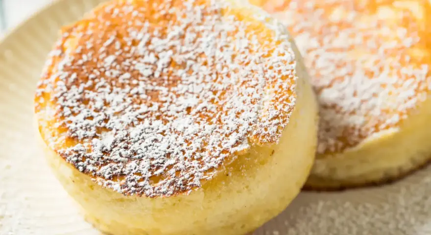 Delicati pancake giapponesi soffici e dorati, spolverati con zucchero a velo.