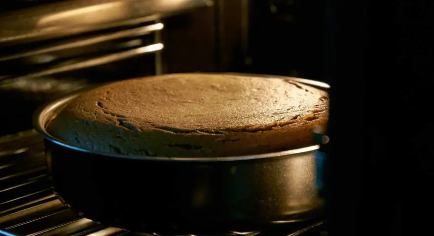 Torta in forno, dorata e leggermente sgonfia. Scopri i rimedi per una torta perfetta!