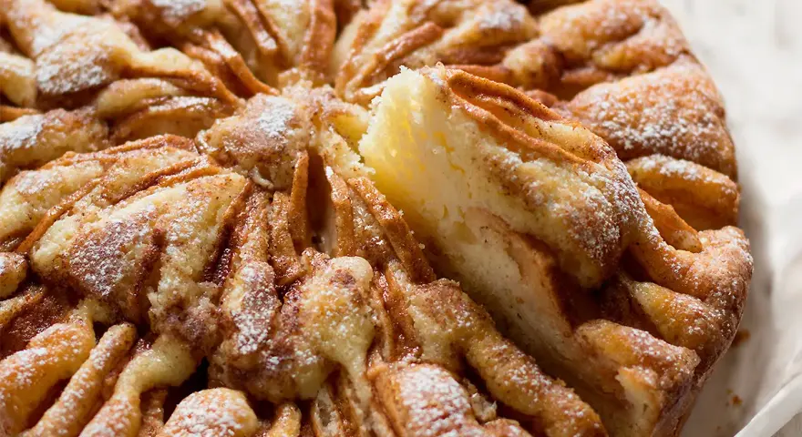 Torta di mele velocissima in 10 minuti, con mele caramellate e zucchero a velo. Perfetta per una pausa golosa.