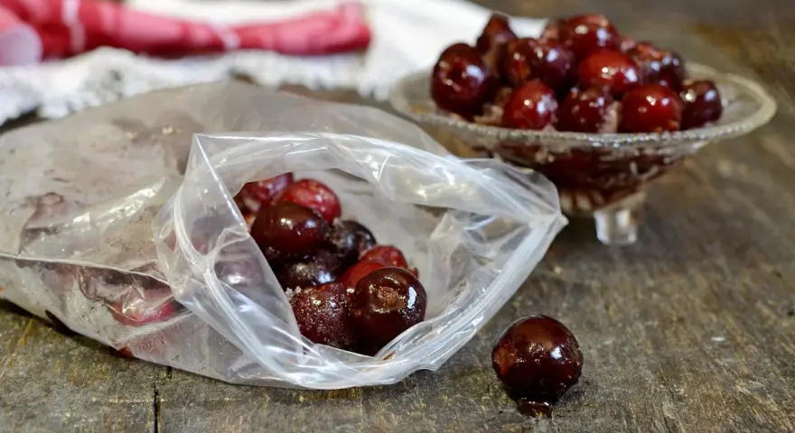 Ciliegie congelate come usarle: perfette per torte, marmellate o frullati. Un tesoro di sapore da gustare tutto l'anno.