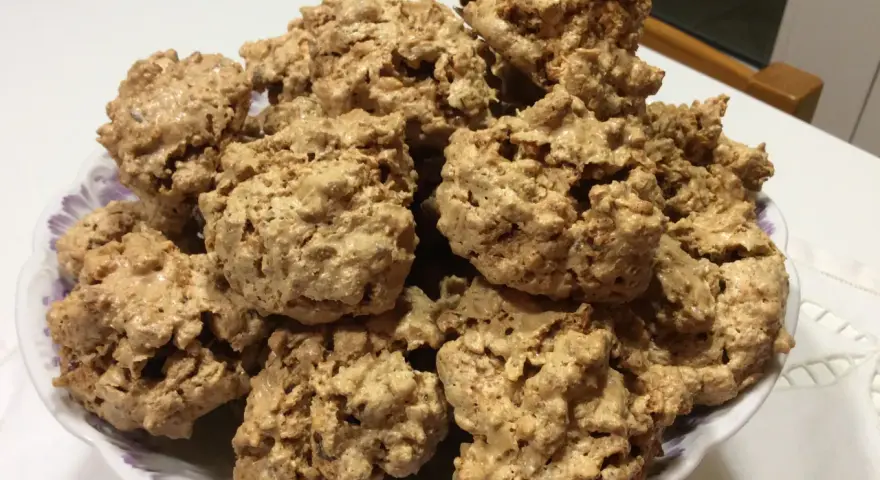 Un piatto pieno di biscotti "brutti ma buoni", croccanti e dorati, perfetti per una pausa golosa.