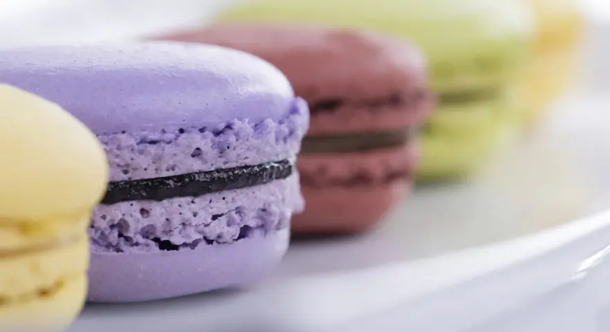 Macarons colorati con ripieno di ganache, pronti per essere gustati.