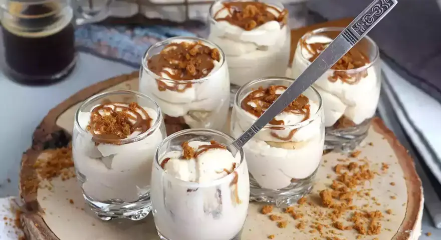 Delizioso dolce veloce con crema soffice e biscotti secchi sbriciolati, servito in bicchierini individuali.