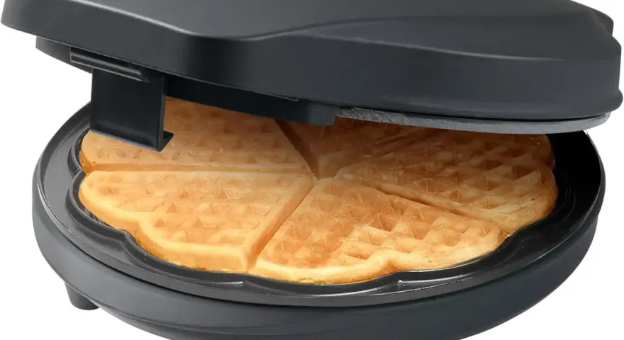 Piastra elettrica per waffle con waffle dorati appena sfornati, perfetta per la tua ricetta waffle con piastra elettrica.