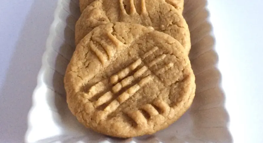 Biscotti burro di arachidi con le classiche righe incrociate, pronti per essere gustati.