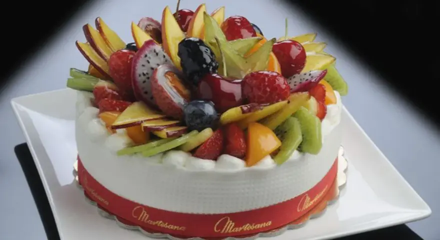 Torte alla frutta particolari, un tripudio di colori e sapori con kiwi, fragole, dragon fruit, mango e ciliegie.