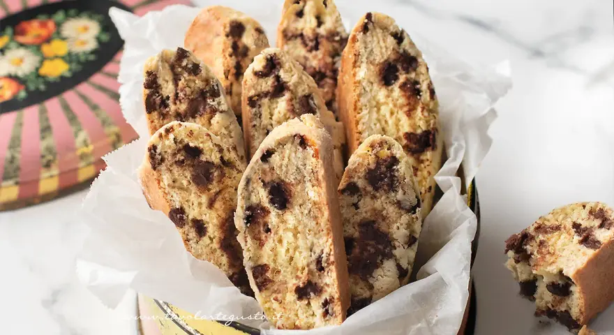Deliziosi tozzetti con gocce di cioccolato, pronti per essere gustati. Una ricetta perfetta per ogni occasione.