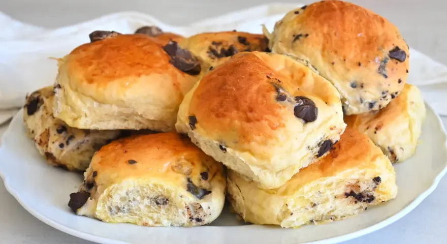 Pangoccioli fatti in casa, morbidi e golosi, pronti per essere gustati. La ricetta perfetta per una colazione o merenda speciale.