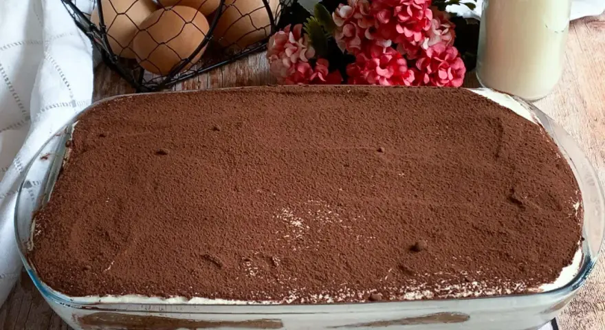 Tiramisù pronto, con 500 g di mascarpone, pronto per essere gustato. Ingredienti freschi in vista.