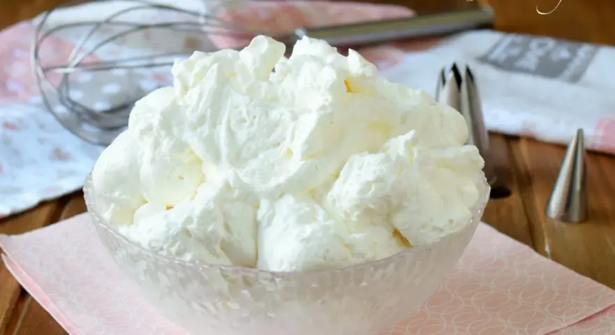Montare la panna è facile con le fruste giuste. Ecco una ciotola piena di panna montata soffice, pronta per decorare dolci.