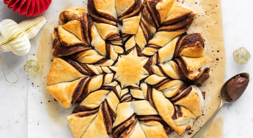 Stella di pasta sfoglia con Nutella, un dolce invitante pronto per essere gustato.
