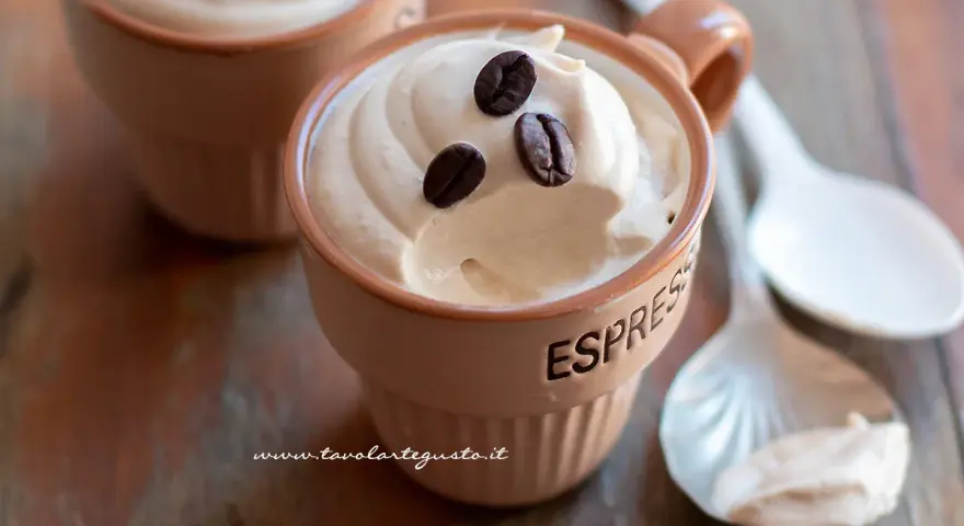 Deliziosa ricetta crema caffè con panna, guarnita con chicchi di caffè. Perfetta per un dolce al cucchiaio.