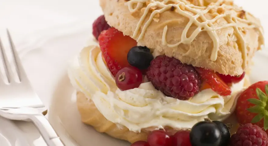 Dolce con crema chantilly italiana, fragole, lamponi, mirtilli e ribes.