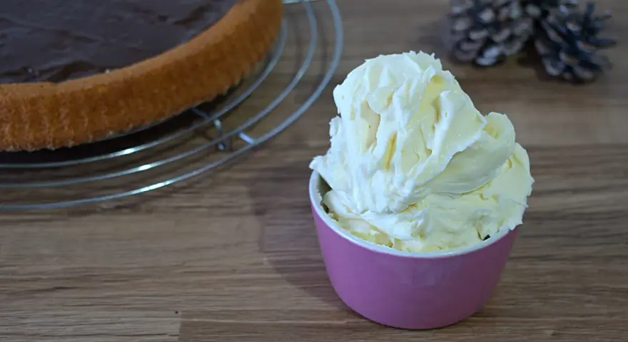 Crema al mascarpone senza panna, soffice e invitante, pronta per guarnire una torta al cioccolato.
