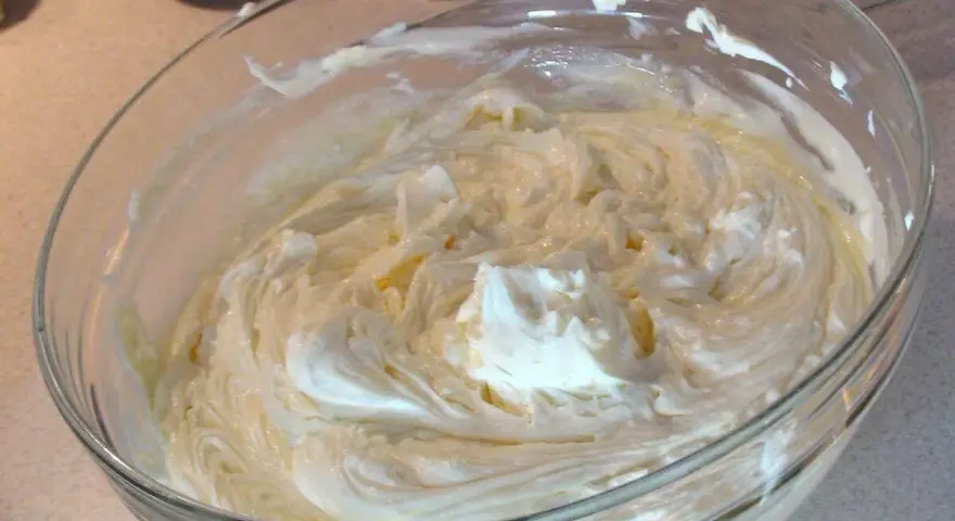 Crema mascarpone pastorizzata in una ciotola di vetro, pronta per un delizioso tiramisù.