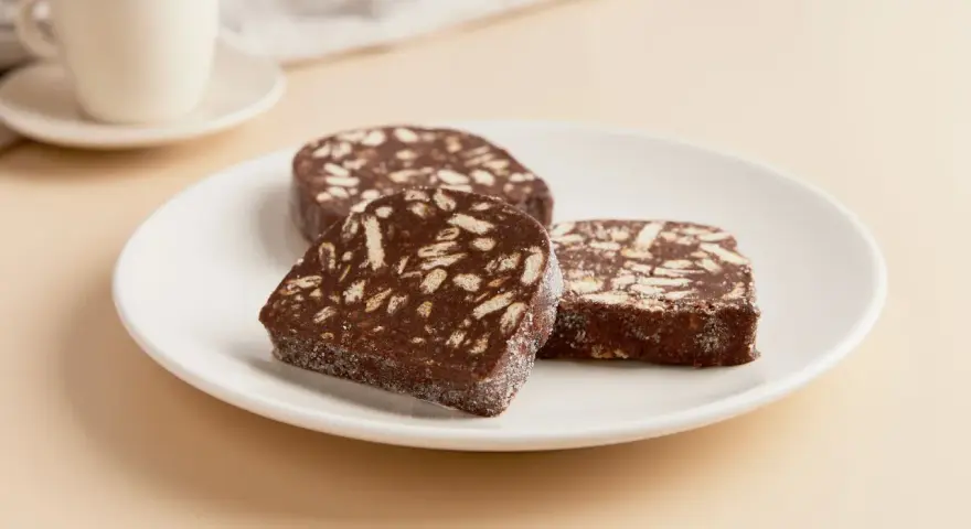 Fette di salame al cioccolato con yogurt greco, un dolce goloso e facile da preparare.