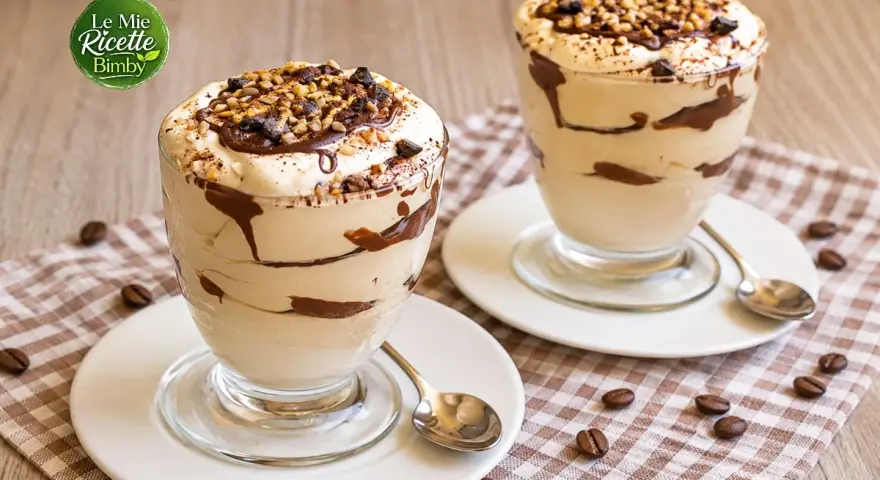 Deliziosa crema al caffè Bimby, stratificata con cioccolato fuso e guarnita con granella croccante. Perfetta per un dolce momento.