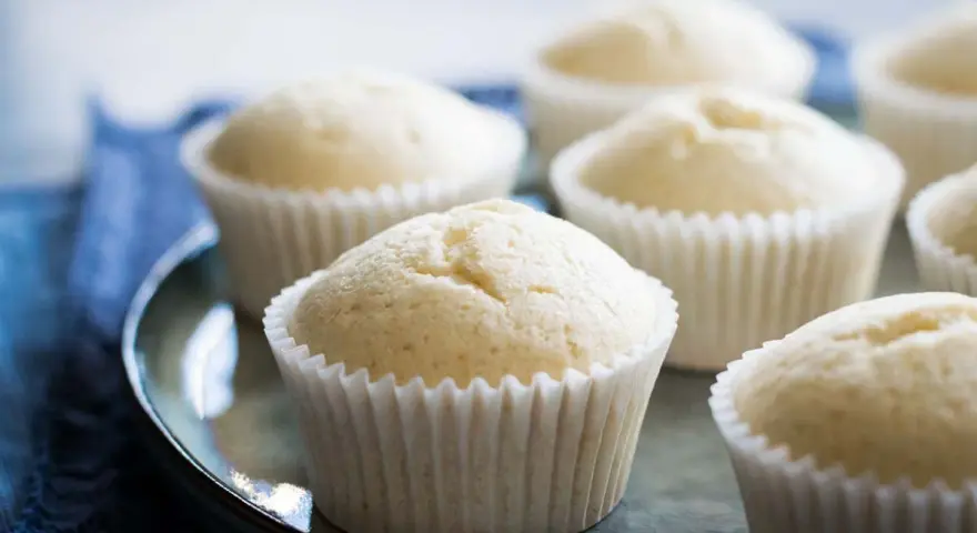 Morbidi muffin con albumi, perfetti per una colazione leggera o una merenda golosa.