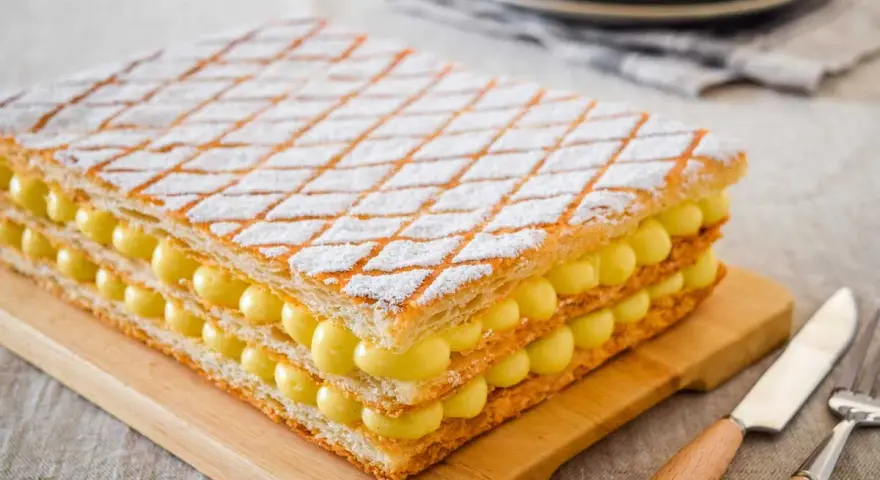 Una deliziosa millefoglie con crema pasticcera, perfetta per ogni occasione. La ricetta è semplice e il risultato è un dolce scenografico.