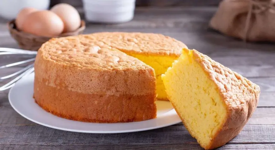 Un pan di spagna soffice, dorato e profumato, pronto per essere gustato. La sua consistenza ariosa invita a un morso goloso.