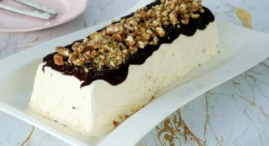 Parfait di mandorle origine: un dolce gelato cremoso, ricoperto di cioccolato fuso e granella croccante di mandorle.