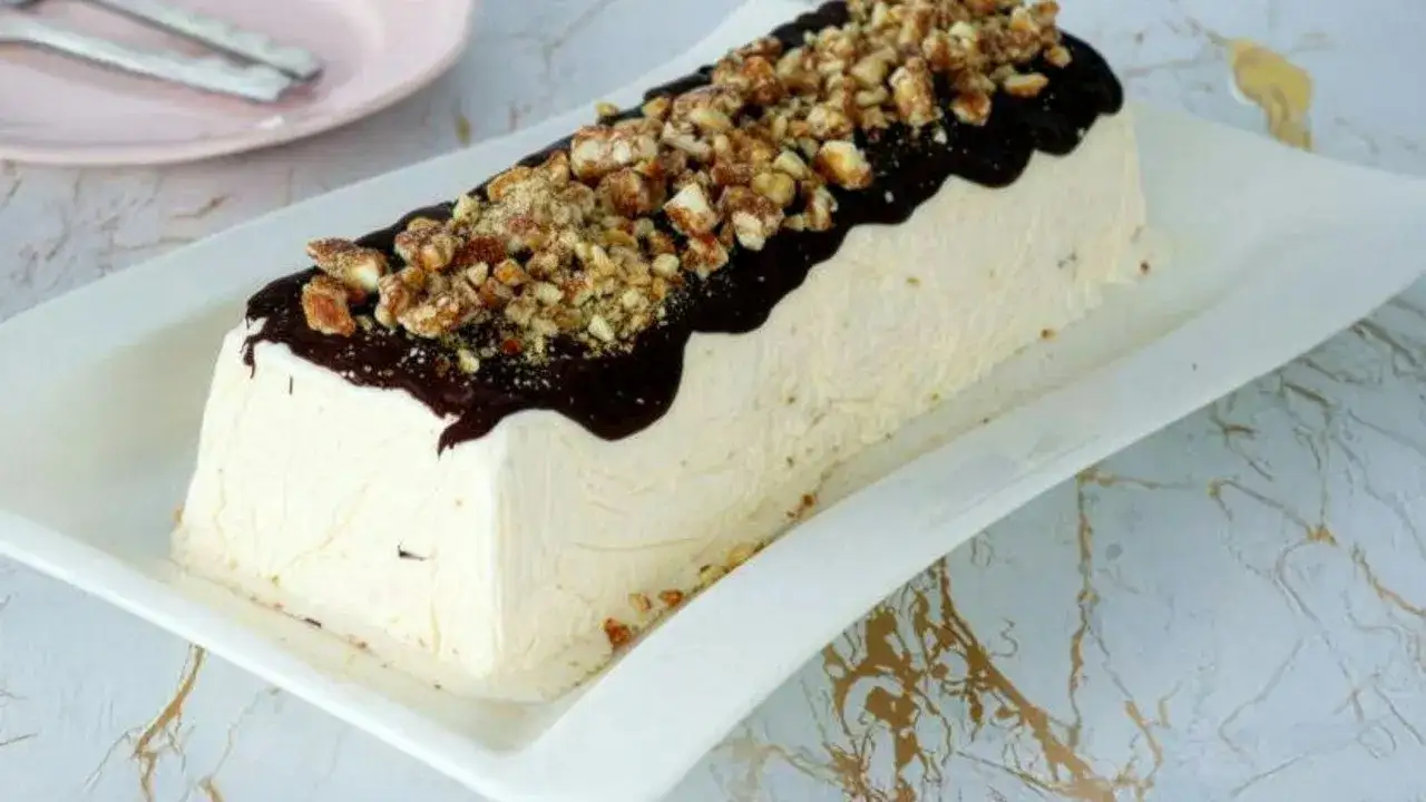 Parfait di mandorle origine: un dolce gelato cremoso, ricoperto di cioccolato fuso e granella croccante di mandorle.