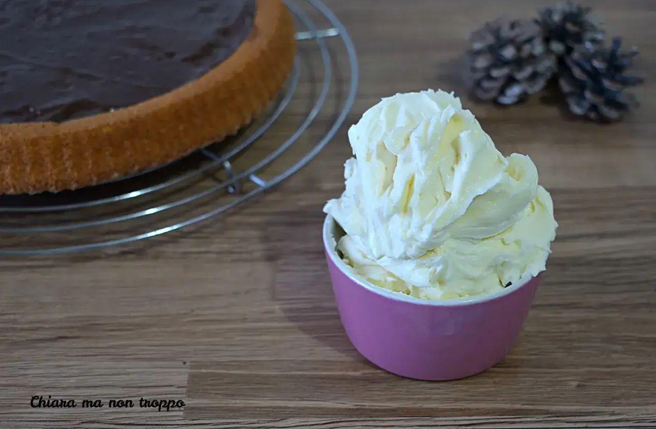 Crema al mascarpone senza panna, soffice e invitante, pronta per guarnire una torta al cioccolato.