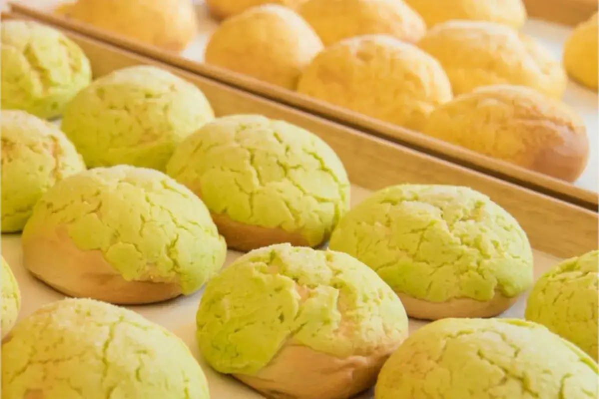 Dolci da forno, soffici e profumati, con una crosta croccante e un interno morbido. Perfetti per la colazione o la merenda.