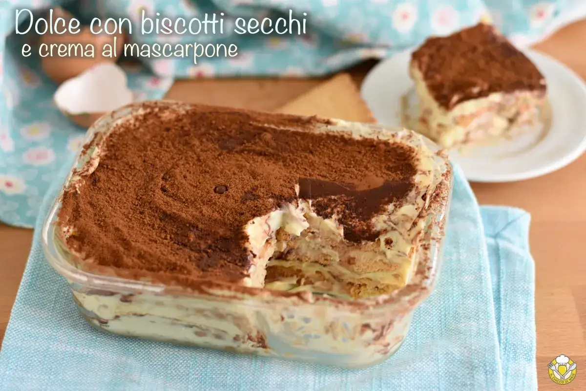 Dolce al mascarpone con biscotti sbriciolati, una delizia cremosa e golosa, cosparsa di cacao.