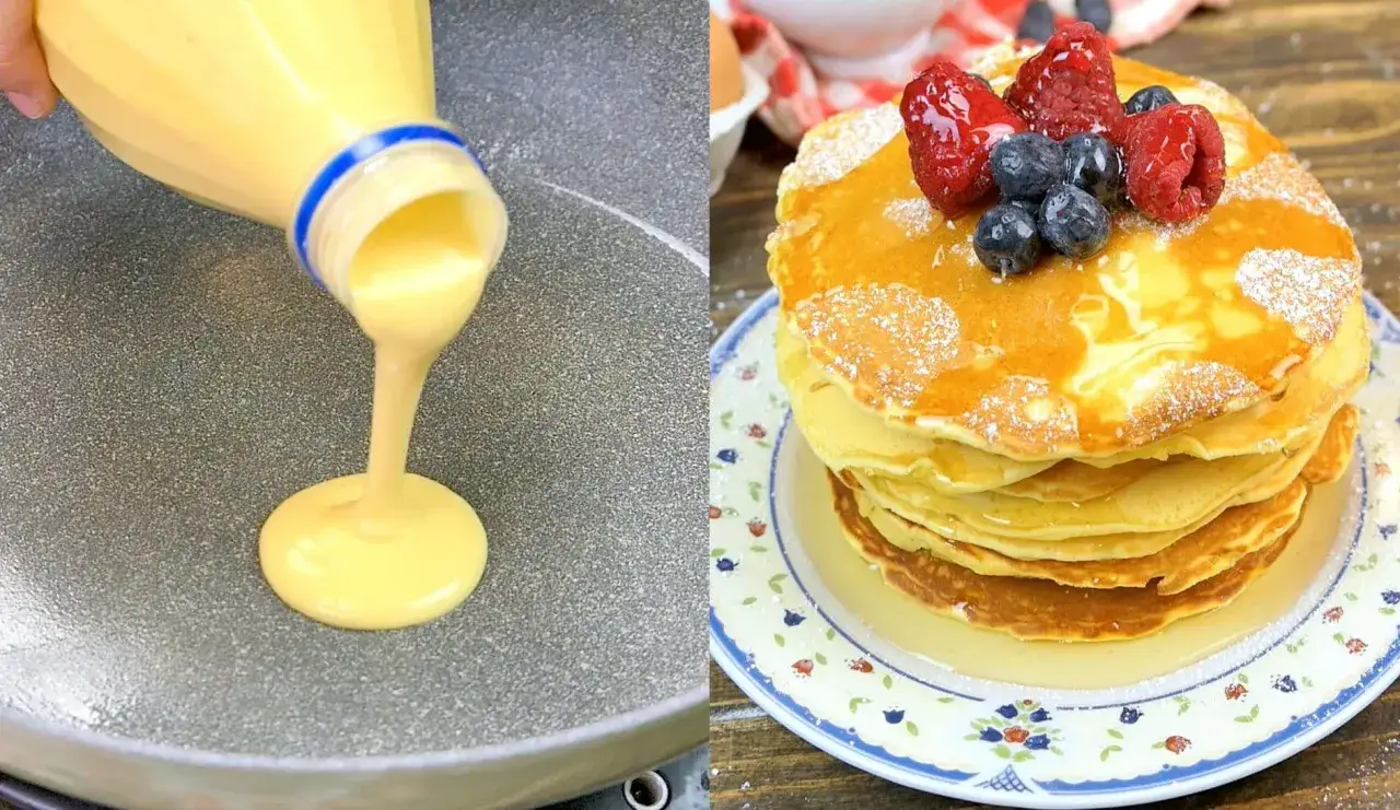 Impasto per pancake versato da una bottiglia in padella, accanto a una pila di pancake guarniti con frutti di bosco e sciroppo.