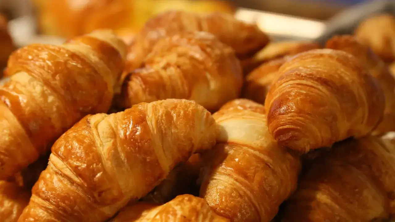 Croissant dorati e fragranti, un'esplosione di gusto che evoca la loro origine.