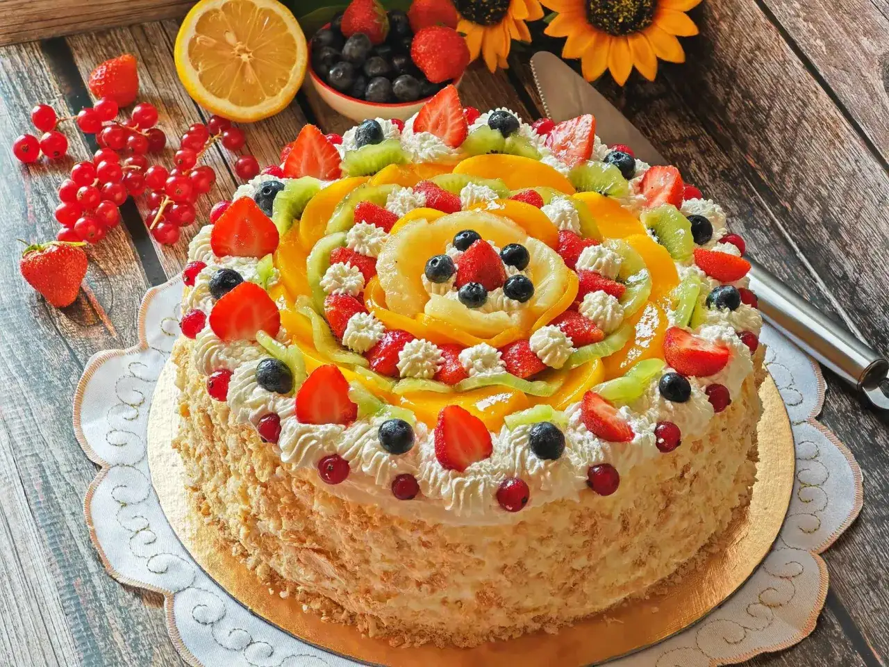 Torta spettacolare con tante torte alla frutta particolari: fragole, kiwi, pesche, mirtilli e ribes rossi su crema soffice.