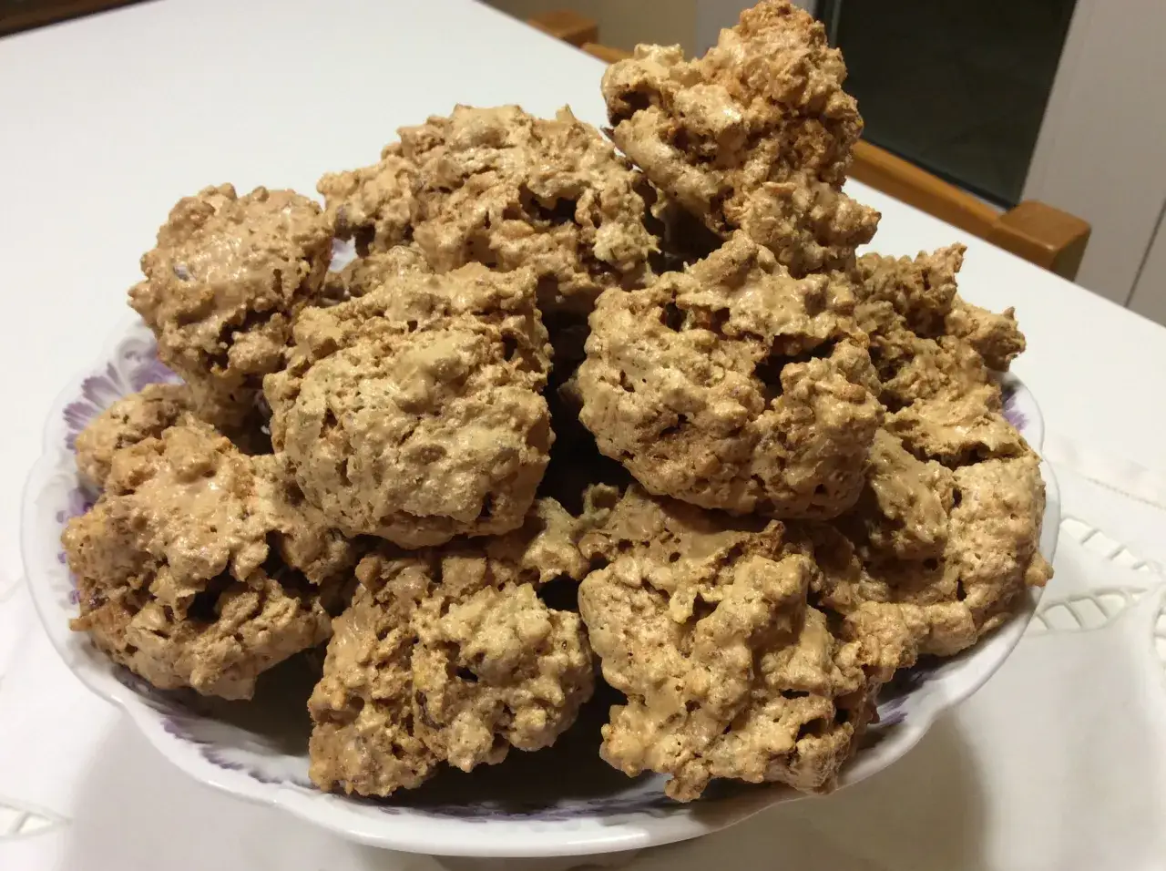 Un piatto pieno di biscotti