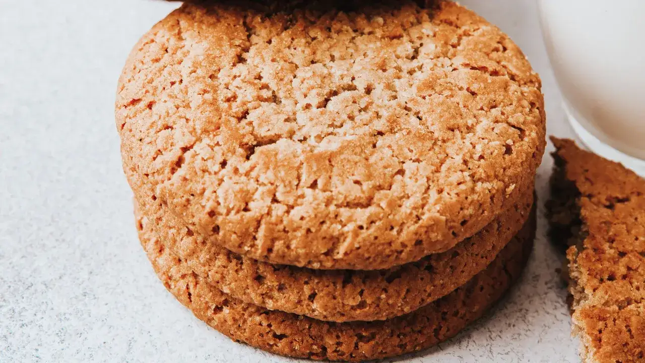 Biscotti farina di avena friabilissimi, dorati e croccanti, perfetti per una pausa golosa.